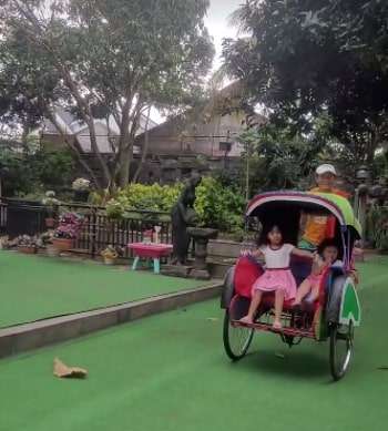 Intip Eks Kapolri Momong Cucu, Sampai Rela Jadi Tukang Becak!