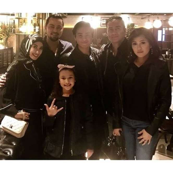 8 Potret Akrab Annisa Trihapsari, Sultan Djorghi & Adjie Pangestu, Adem Banget!