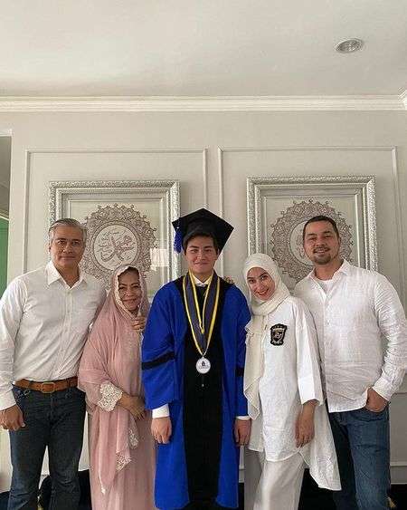 8 Potret Akrab Annisa Trihapsari, Sultan Djorghi & Adjie Pangestu, Adem Banget!