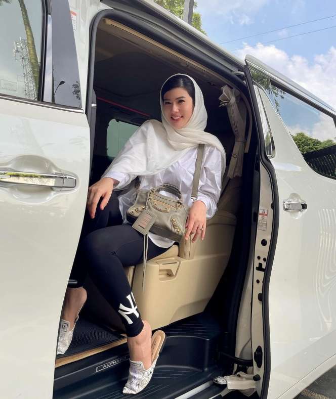 7 Potret Stevie Agnecya Eks Istri Samuel Rizal Jadi Mualaf
