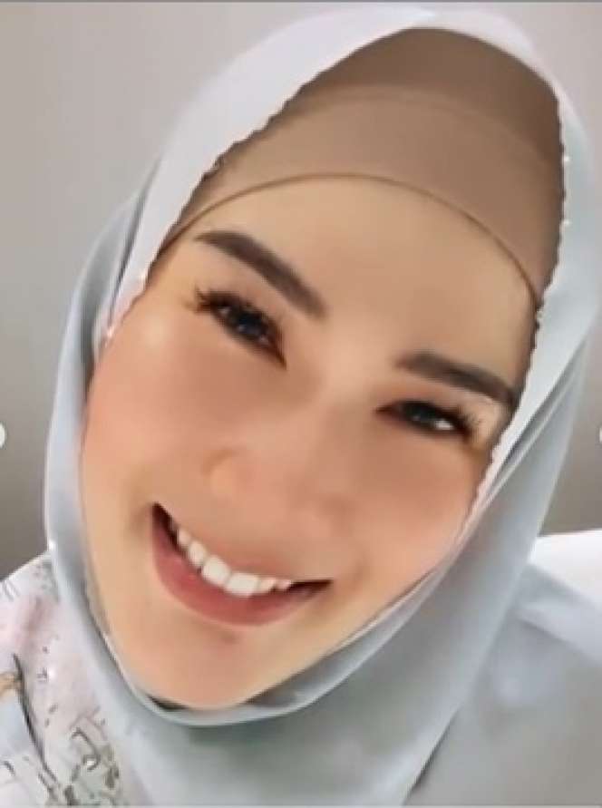 7 Potret Stevie Agnecya Eks Istri Samuel Rizal Jadi Mualaf