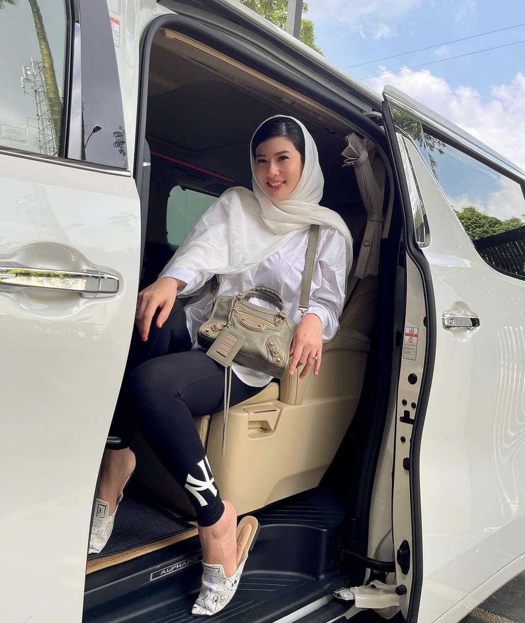 7 Potret Stevie Agnecya Eks Istri Samuel Rizal Jadi Mualaf