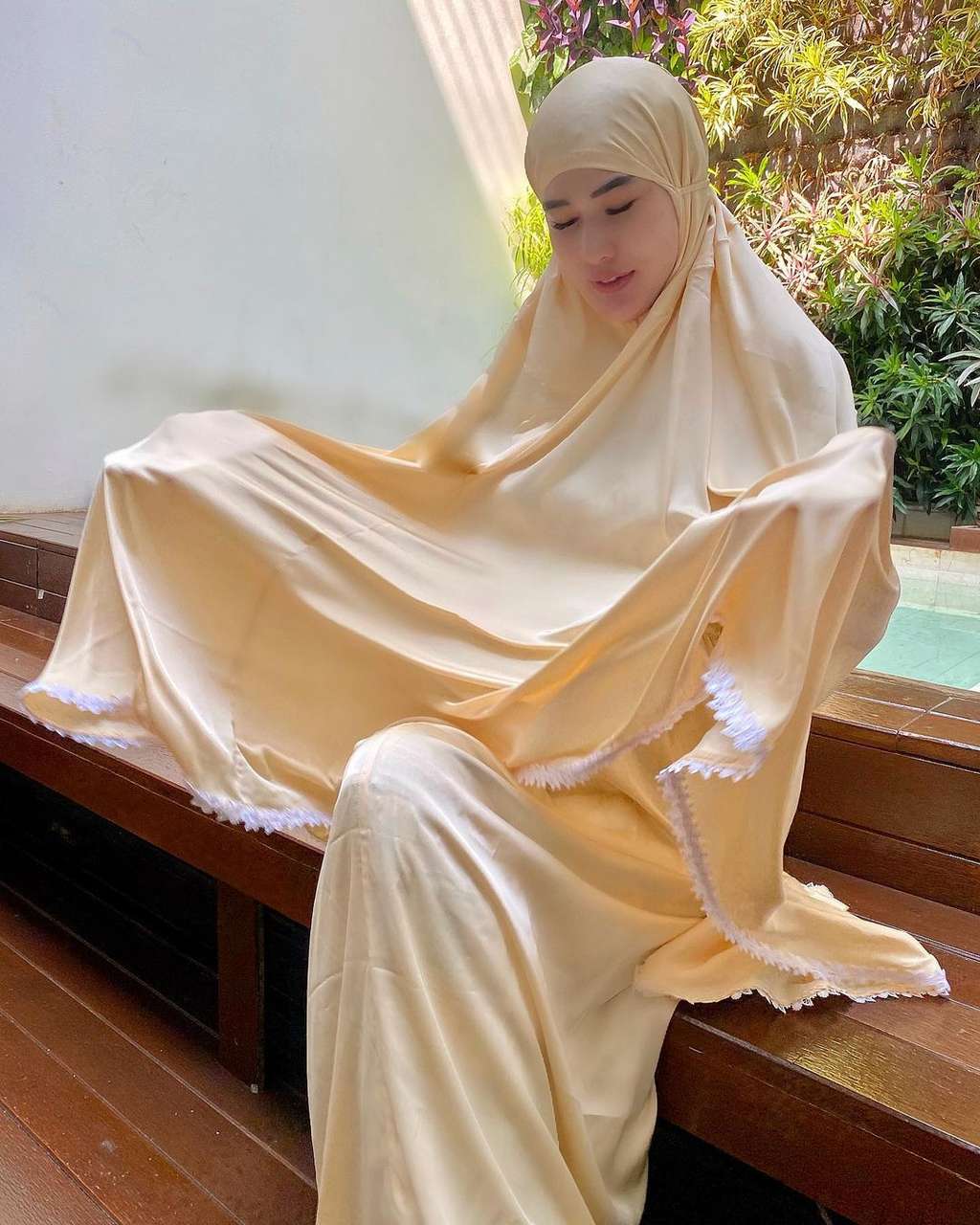 7 Potret Stevie Agnecya Eks Istri Samuel Rizal Jadi Mualaf