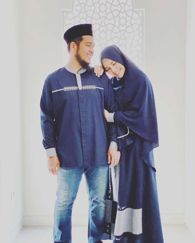 Jauh dari Sorotan! Potret Harmonis Dewi Sandra dan Sang Suami