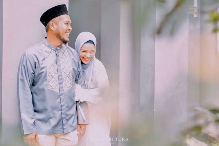 Jauh dari Sorotan! Potret Harmonis Dewi Sandra dan Sang Suami