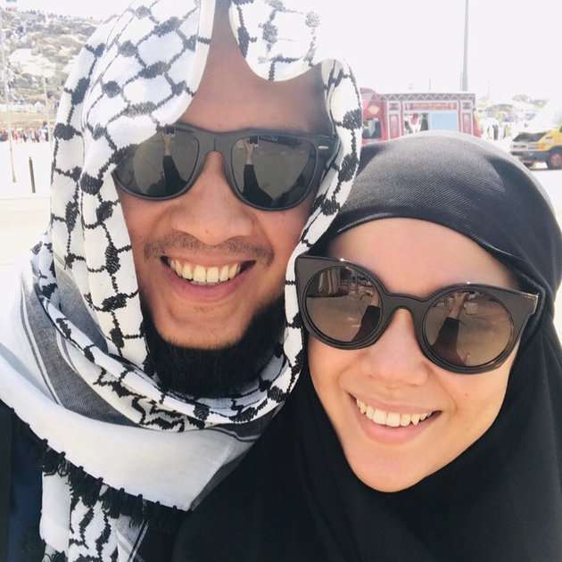 Jauh dari Sorotan! Potret Harmonis Dewi Sandra dan Sang Suami