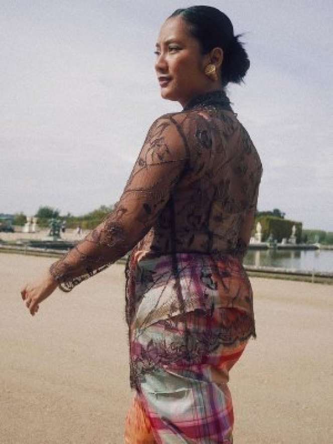 5 Potret Tara Basro Kenakan Kebaya Saat Mengunjungi Istana Terindah Prancis 