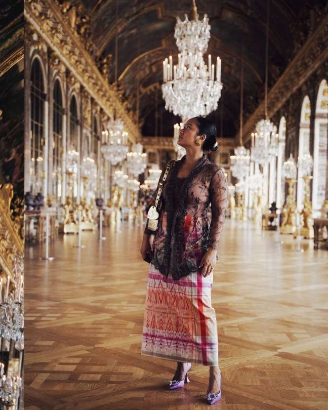 5 Potret Tara Basro Kenakan Kebaya Saat Mengunjungi Istana Terindah Prancis 