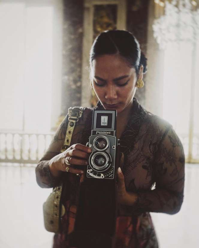 5 Potret Tara Basro Kenakan Kebaya Saat Mengunjungi Istana Terindah Prancis 