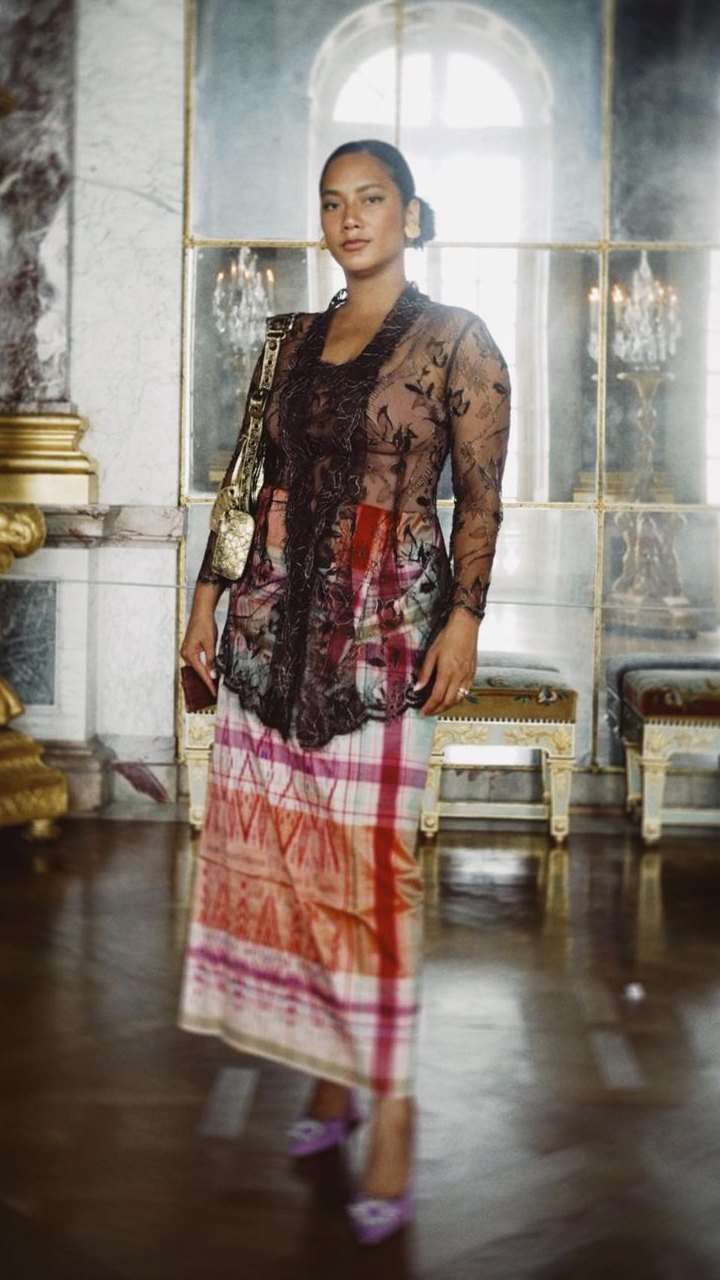 5 Potret Tara Basro Kenakan Kebaya Saat Mengunjungi Istana Terindah Prancis 