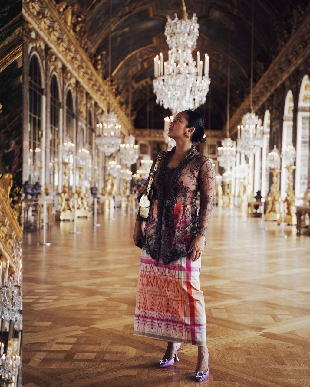 5 Potret Tara Basro Kenakan Kebaya Saat Mengunjungi Istana Terindah Prancis 