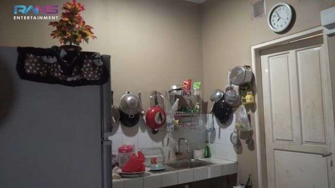Potret Rumah Dede Sunandar, Ruang Tamunya Bikin Salfok