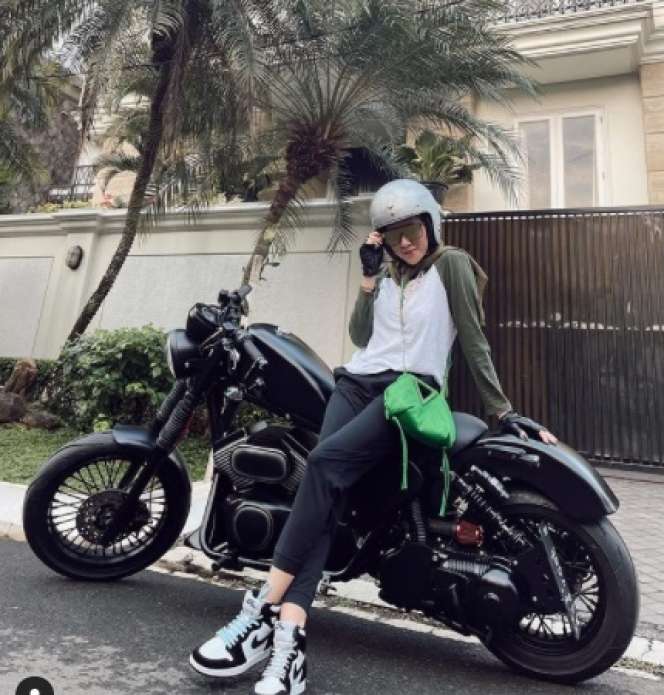 5 Potret Olla Ramlan 'Nunggang' Moge, Gayanya Disorot!