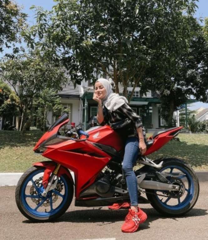 5 Potret Olla Ramlan 'Nunggang' Moge, Gayanya Disorot!