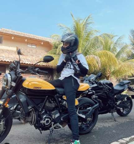 5 Potret Olla Ramlan 'Nunggang' Moge, Gayanya Disorot!
