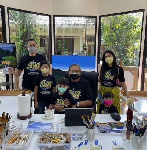 5 Potret Studio Lukis SBY, Isinya Super Lengkap!