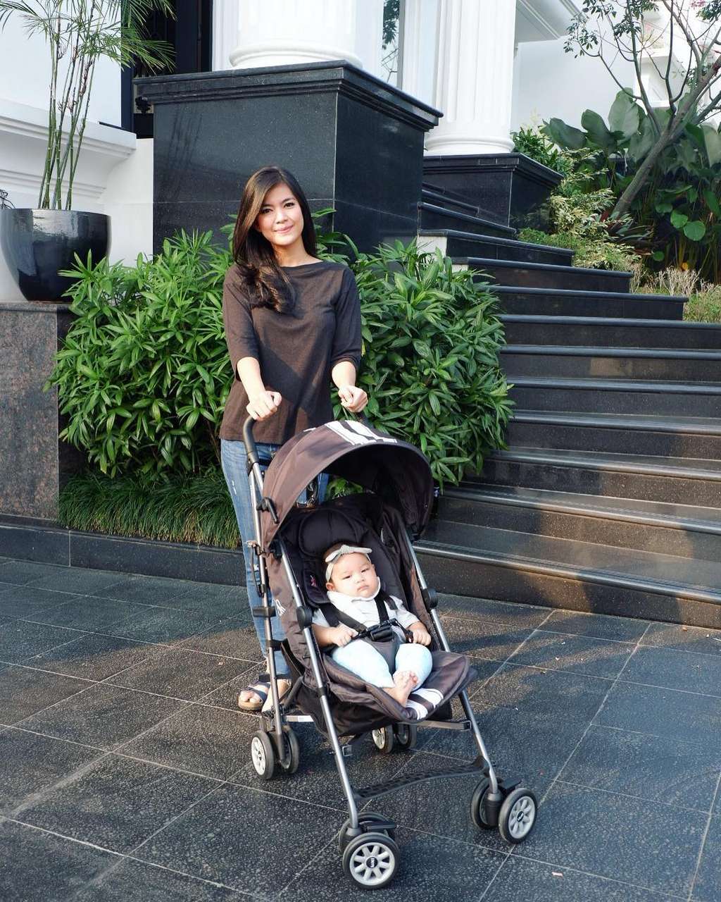 Langganan Peran Antagonis, Ini 11 Potret Rumah Raya Kohandi Bak Istana