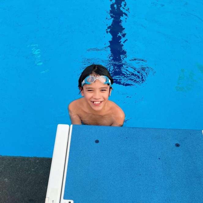 10 Potret Noah Sinclair yang Beranjak Remaja, Makin Mirip Sang Ayah
