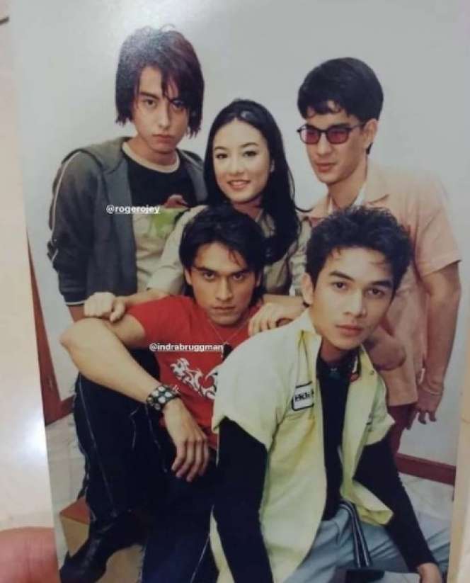9 Potret Masa Muda Jonathan Frizzy, Tampil Keren di Cover Majalah