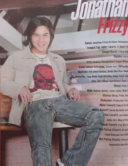 9 Potret Masa Muda Jonathan Frizzy, Tampil Keren di Cover Majalah