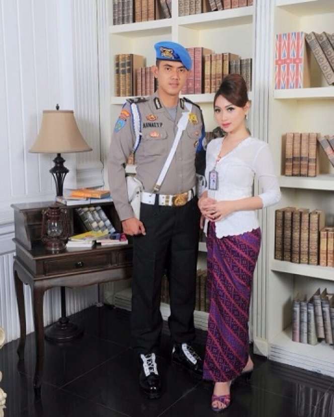 7 Pesona Helga Fauziah Eks Pramugari Kini Jadi Istri Polisi