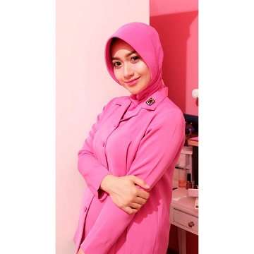 7 Pesona Helga Fauziah Eks Pramugari Kini Jadi Istri Polisi