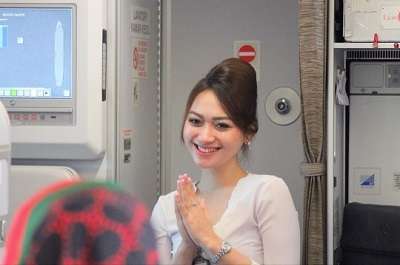 7 Pesona Helga Fauziah Eks Pramugari Kini Jadi Istri Polisi