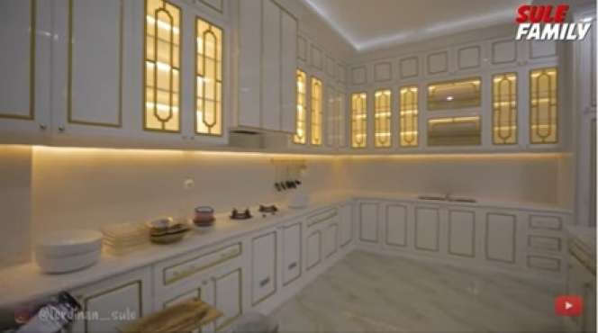 6 Potret Dapur Nathalie Holscher Senilai Rp 500 Juta, Salfok Perabotan