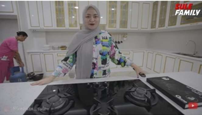 6 Potret Dapur Nathalie Holscher Senilai Rp 500 Juta, Salfok Perabotan