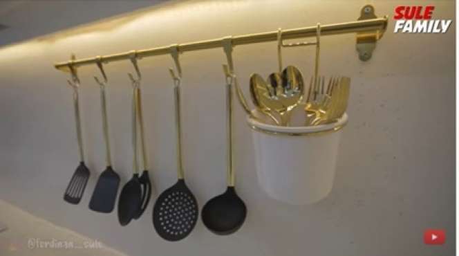 6 Potret Dapur Nathalie Holscher Senilai Rp 500 Juta, Salfok Perabotan