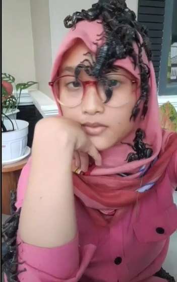 Ngeri, Gadis Ini Pelihara Puluhan Ular, Aksinya Bikin Merinding!
