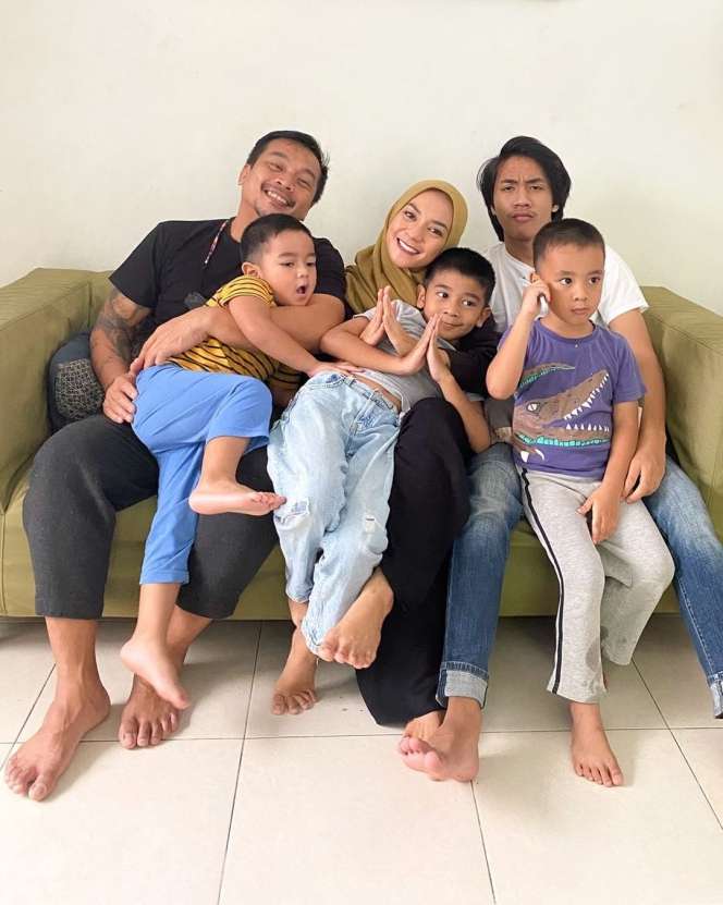 6 Potret Rumah Enno Lerian yang Jarang Terekspos, Dapurnya Disorot!