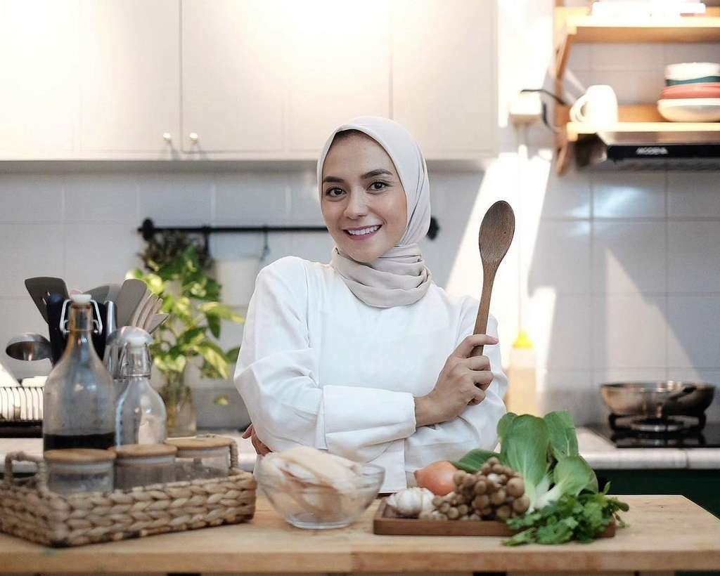 6 Potret Rumah Enno Lerian yang Jarang Terekspos, Dapurnya Disorot!