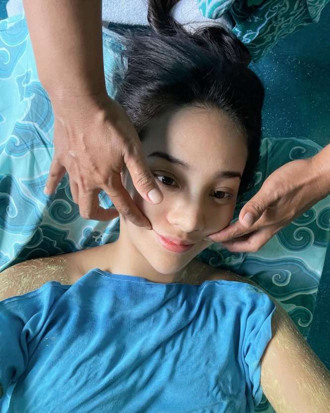 5 Potret Anya Geraldine Mandi Bunga di Bathtub Bikin Riuh
