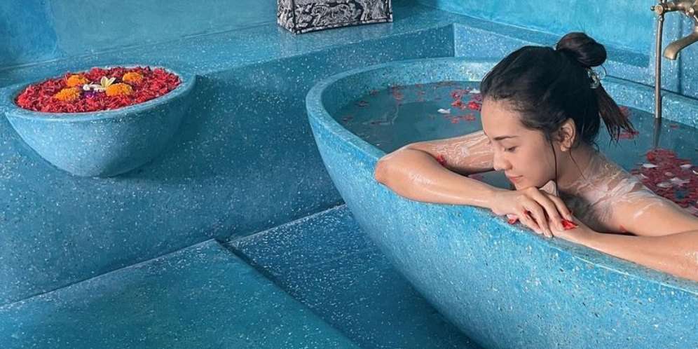 5 Potret Anya Geraldine Mandi Bunga di Bathtub Bikin Riuh