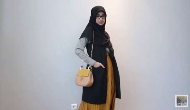 5 Mix and Match Busana Muslim Ala Zaskia Sungkar, Simpel Banget!