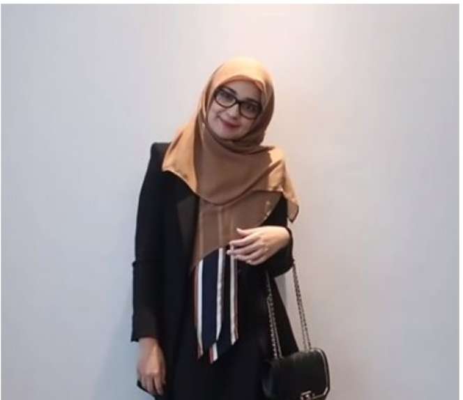 5 Mix and Match Busana Muslim Ala Zaskia Sungkar, Simpel Banget!