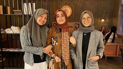 Viral Cewek Turki Jalin LDR dengan Pria RI, Potretnya Pakai Batik Cantik Banget!