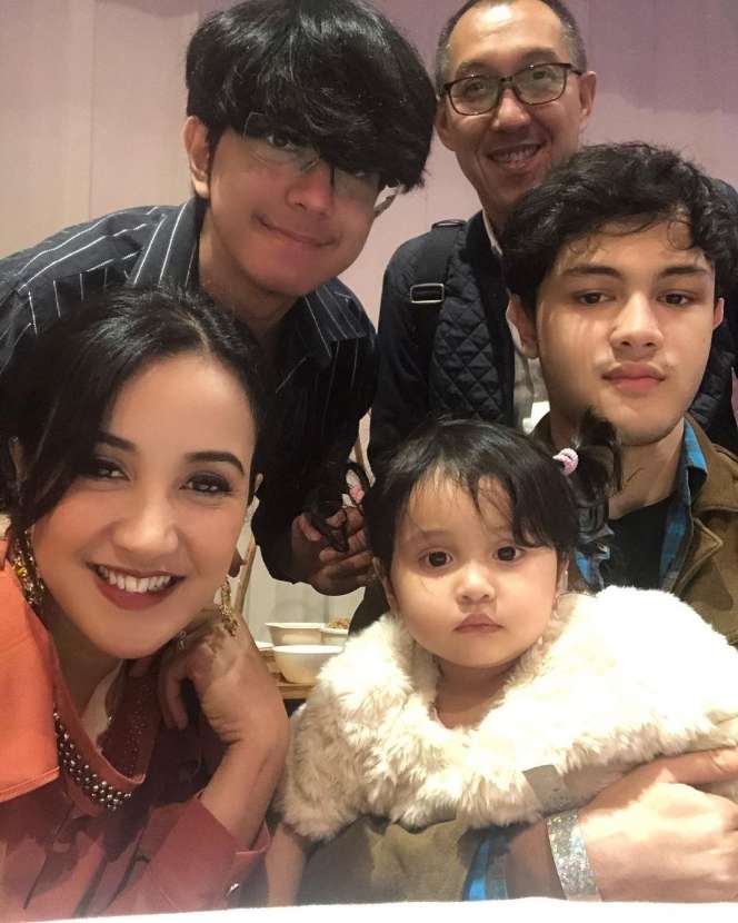 8 Potret Terbaru Andi Soraya, Makin Memesona dengan 3 Anak