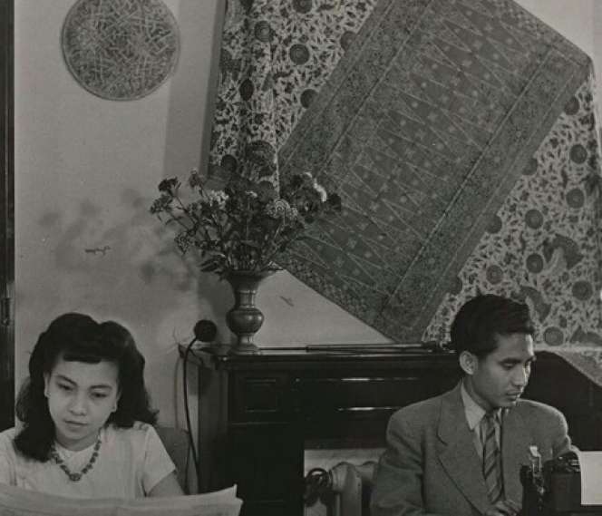 Potret Lawas Ruang Siaran Radio Tahun 1948, Penyiarnya Bikin Salfok!