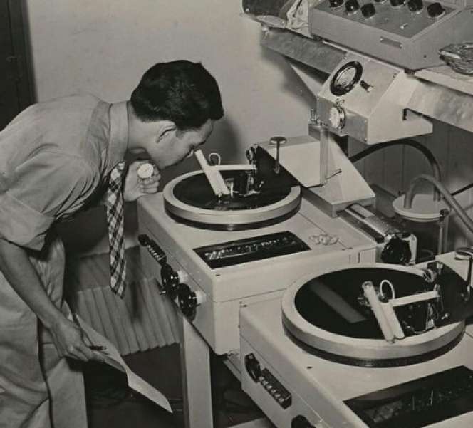 Potret Lawas Ruang Siaran Radio Tahun 1948, Penyiarnya Bikin Salfok!