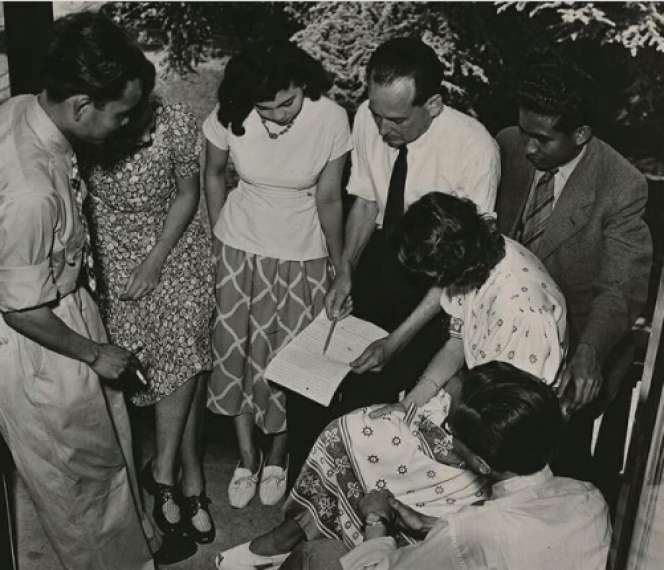 Potret Lawas Ruang Siaran Radio Tahun 1948, Penyiarnya Bikin Salfok!