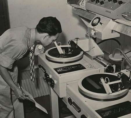 Potret Lawas Ruang Siaran Radio Tahun 1948, Penyiarnya Bikin Salfok!