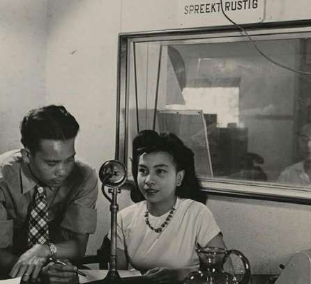 Potret Lawas Ruang Siaran Radio Tahun 1948, Penyiarnya Bikin Salfok!