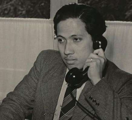 Potret Lawas Ruang Siaran Radio Tahun 1948, Penyiarnya Bikin Salfok!