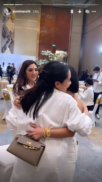 7 Potret Pertemuan Yuni Shara & Gigi, Pelukan Sampai Elus Perut Bumil