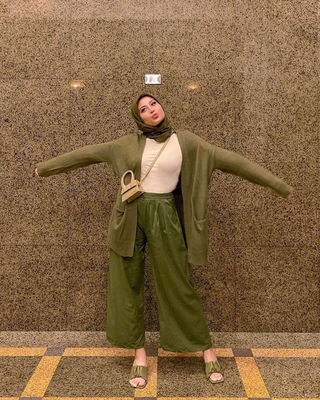 10 Pesona Awkarin Pakai Hijab, Tuai Pujian Netizen!