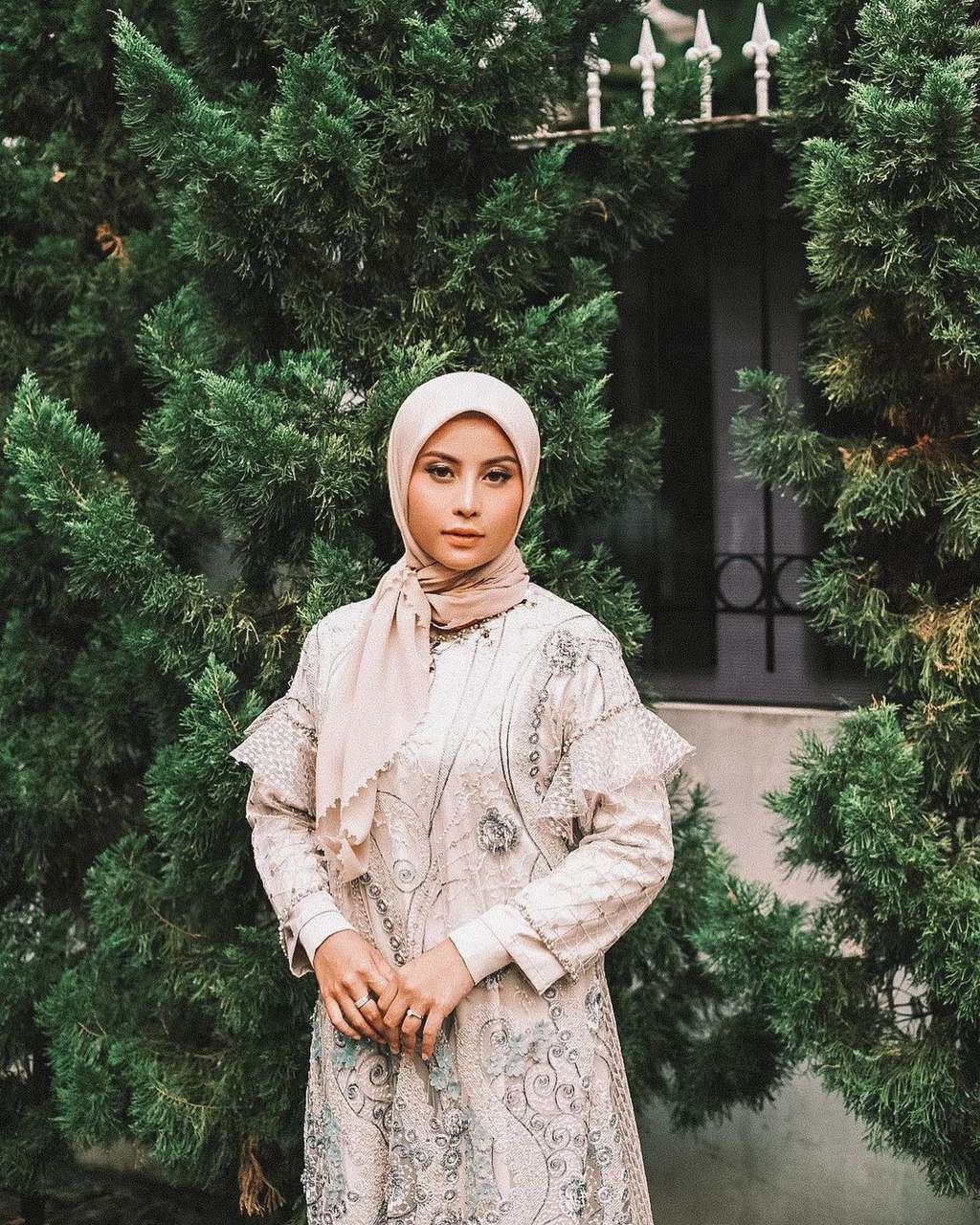 10 Pesona Awkarin Pakai Hijab, Tuai Pujian Netizen!