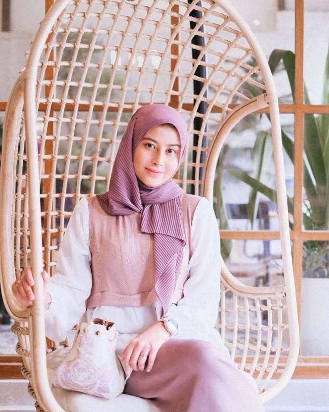 10 Pesona Awkarin Pakai Hijab, Tuai Pujian Netizen!