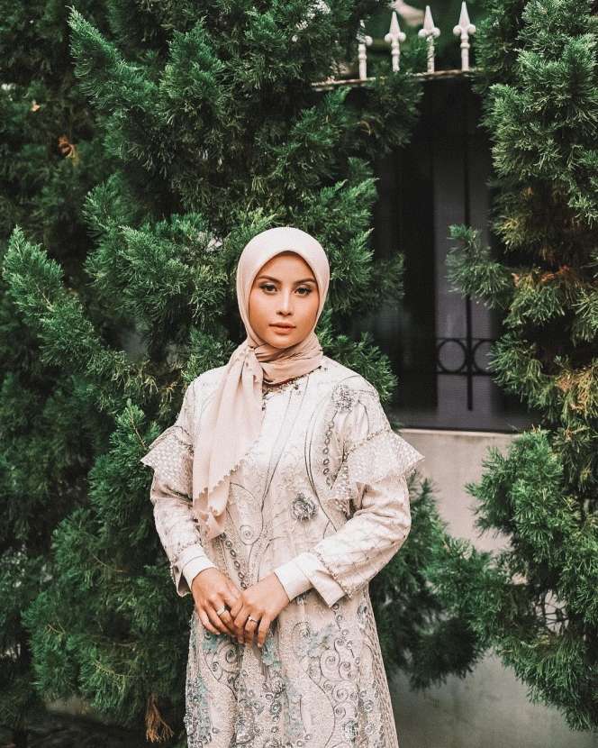 10 Pesona Awkarin Pakai Hijab, Tuai Pujian Netizen!